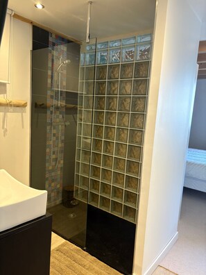 Douche, articles de toilette gratuits, sèche-cheveux