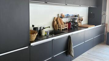 Frigorifero, microonde, forno, piano cottura