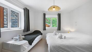 3 habitaciones y ropa de cama