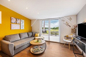 TV, DVD player, ping pong - Holiday Apartment 'Wiese' with Lake View, Shared Terrace and Wi-Fi (Friedrichswalde)