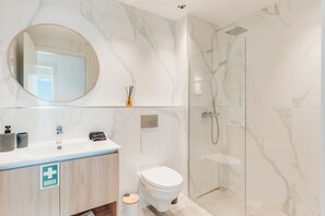 Shower, hair dryer, towels, soap - Golden View Funchal (Funchal)
