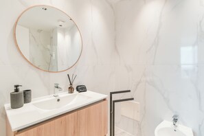 Shower, hair dryer, towels, soap - Golden View Funchal (Funchal)
