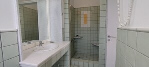 Douche, sèche-cheveux, serviettes fournies