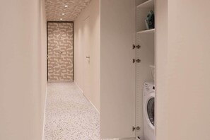Interior - Vitrail Studio - Metro M1 - Rembrandt 45 (Milan)