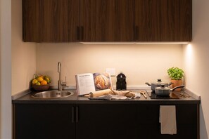 Fridge, microwave, cookware/dishes/utensils - Vitrail Studio - Metro M1 - Rembrandt 45 (Milan)