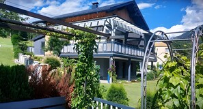 Property grounds - Apartment 'Koni's Ferienwohnung' with Mountain View and Covered Parking Space (Rangersdorf)