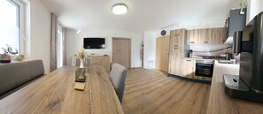 Fridge, microwave, oven, stovetop - Apartment 'Koni's Ferienwohnung' with Mountain View and Covered Parking Space (Rangersdorf)