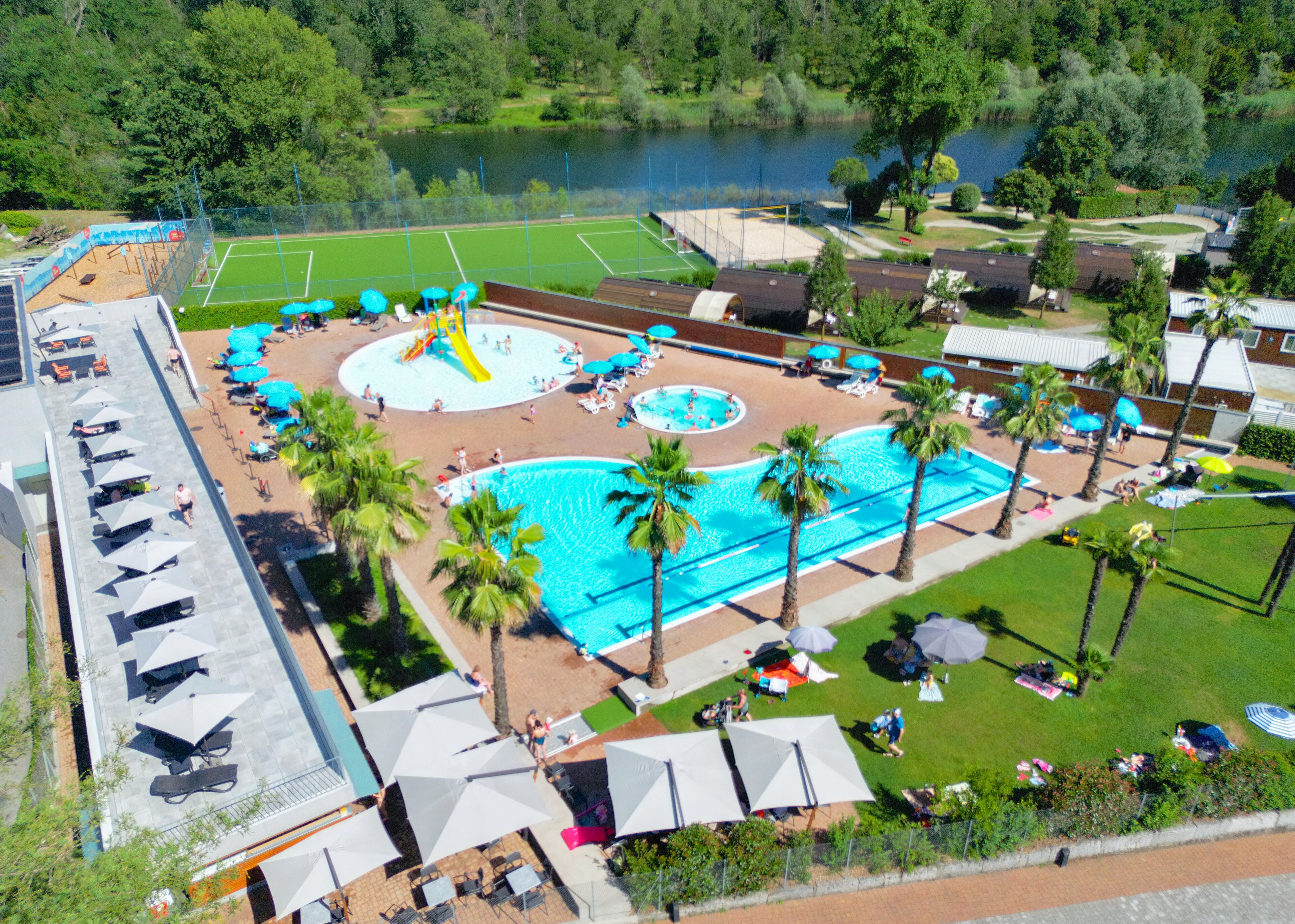 Piscine extérieure (ouverte en saison), parasols de plage