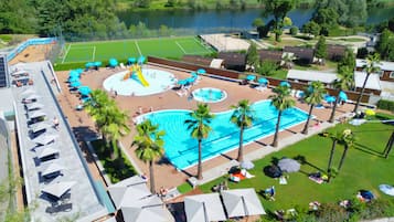 Piscine extérieure (ouverte en saison), parasols de plage
