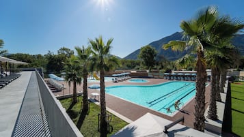 Piscine extérieure (ouverte en saison), parasols de plage