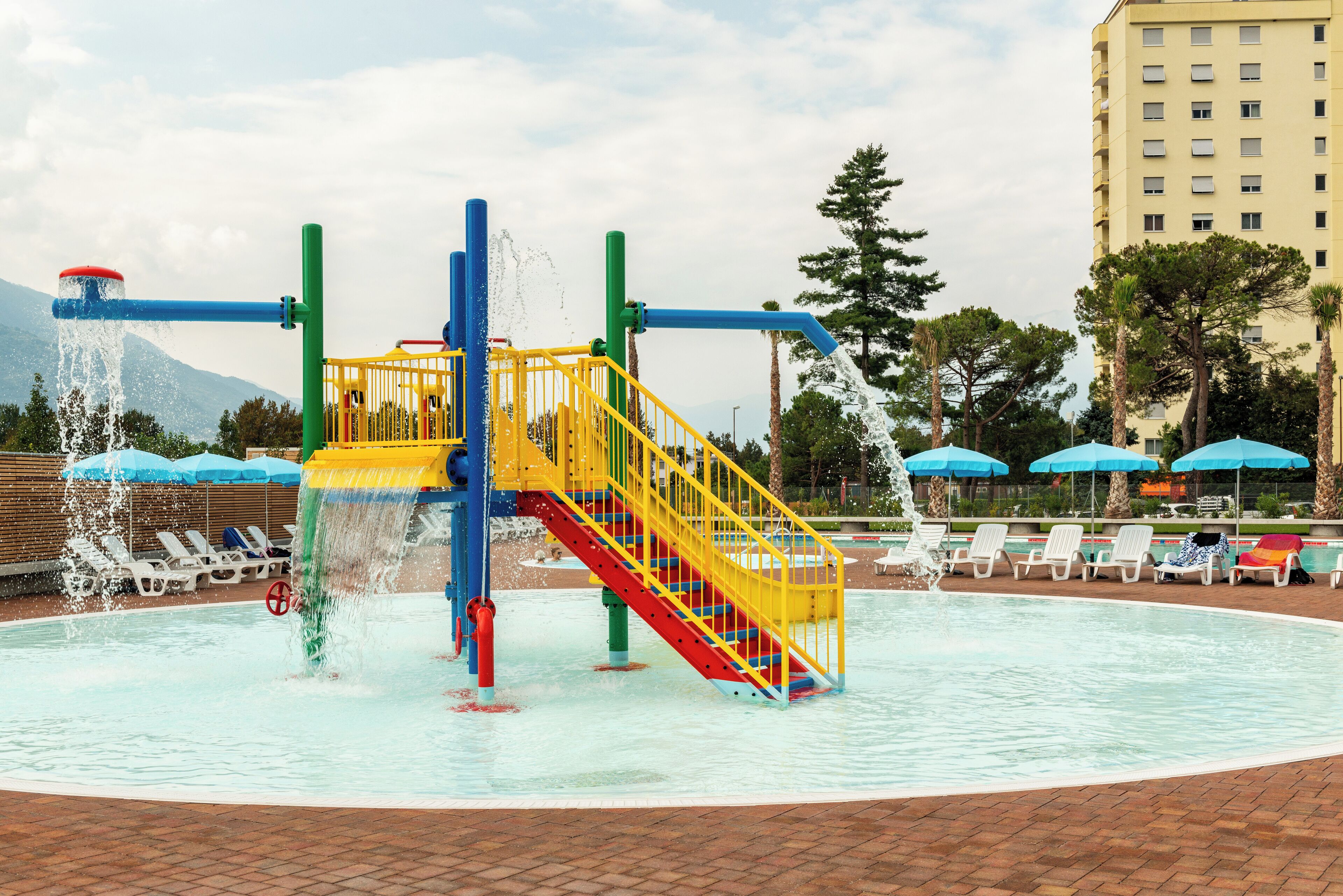 Außenpool (je nach Saison geöffnet), Sonnenschirme, Liegestühle