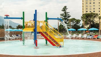 Alberca al aire libre por temporada y sombrillas en la alberca