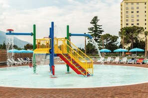 Seasonal outdoor pool, pool umbrellas, sun loungers - Campofelice Hotel Village (Tenero-Contra)