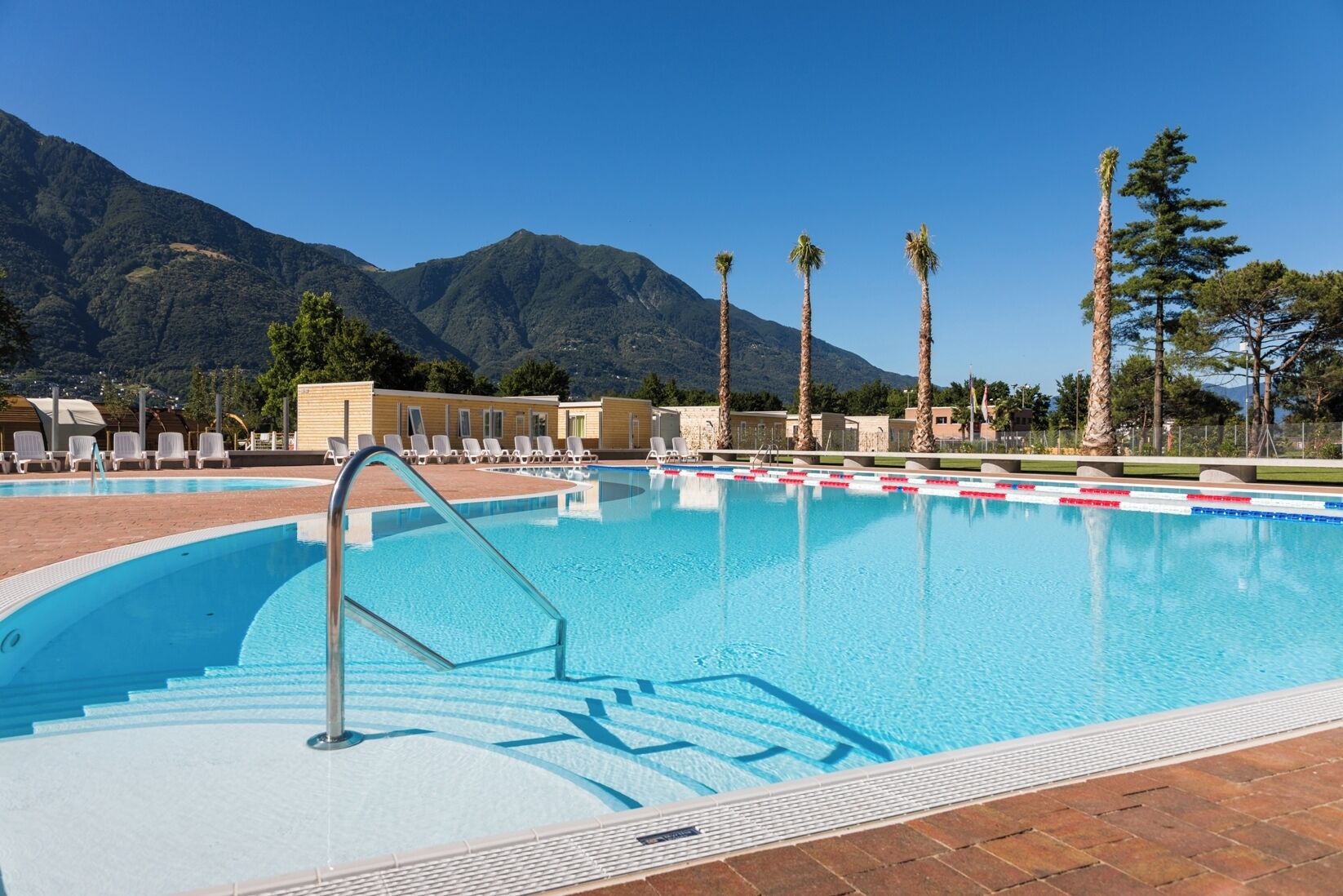 Piscine extérieure (ouverte en saison), parasols de plage