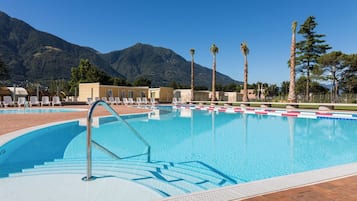 Piscine extérieure (ouverte en saison), parasols de plage