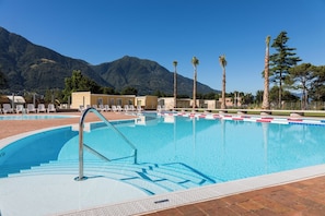 Außenpool (je nach Saison geöffnet), Sonnenschirme, Liegestühle