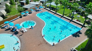 Seasonal outdoor pool, pool umbrellas, sun loungers - Campofelice Hotel Village (Tenero-Contra)