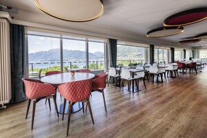 Café da manhã com buffet grátis todos os dias