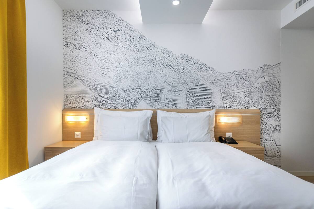 Chambre Double Standard, vue lac | Coffres-forts dans les chambres, rideaux occultants, Wi-Fi gratuit