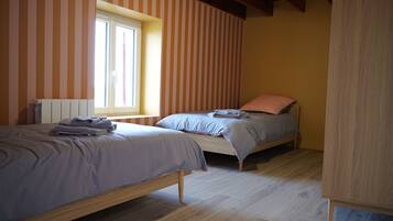 3 habitaciones, cuna de viaje y ropa de cama
