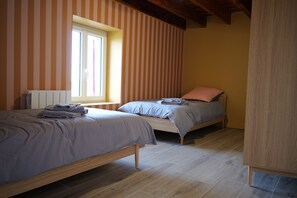 3 quartos, berço de viagem, roupa de cama, acesso para cadeiras de rodas