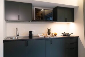 Réfrigérateur, micro-ondes, batterie de cuisine, vaisselle et ustensiles