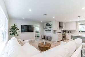 Smart-TV, Tischtennisplatte, Stereoanlage