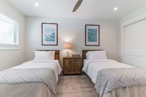 3 Schlafzimmer, Schreibtisch, Bügeleisen/Bügelbrett, Reisekinderbett
