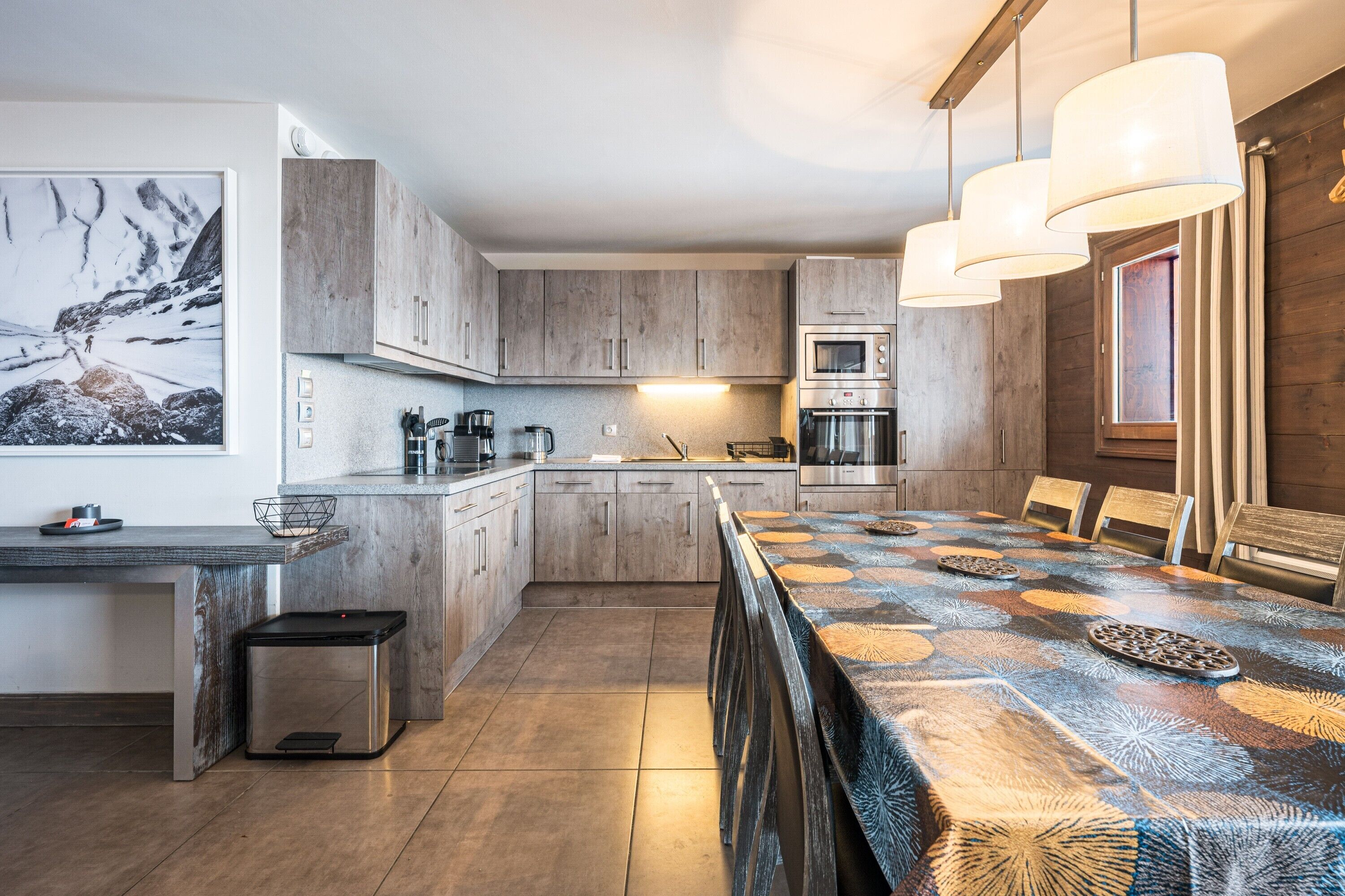 Jääkaappi, mikroaaltouuni, uuni, astianpesukone