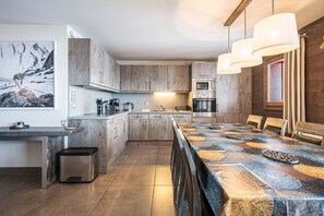 Jääkaappi, mikroaaltouuni, uuni, astianpesukone