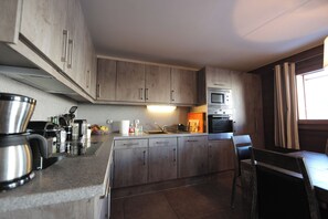 Geladeira, micro-ondas, fogão, lava-louças