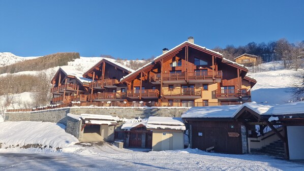 المنشأة من الخارج