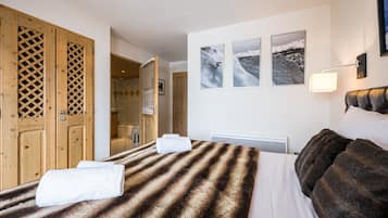 4 bedrooms, iron/ironing board, WiFi, bed sheets