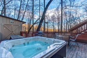 Terrace/patio - • Spacious 3BD Near TOWN | Hot Tub + Pool Access • (Gatlinburg)