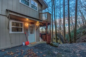 Exterior - • Spacious 3BD Near TOWN | Hot Tub + Pool Access • (Gatlinburg)