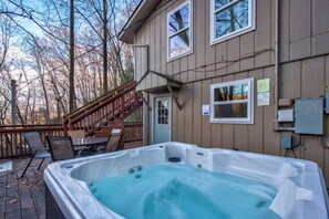 Outdoor dining - • Spacious 3BD Near TOWN | Hot Tub + Pool Access • (Gatlinburg)