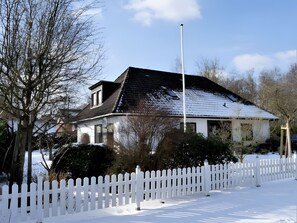 Exterior - Apartment 'Ferienwohnung Lang' with Shared Terrace, Shared Garden and Wi-Fi (Süderlügum)