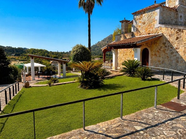 Property grounds - Villa Alejandra - Three Bedroom Villa, Sleeps 6 (Mallorca)