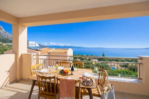 Outdoor dining - Villa Aurora - Three Bedroom Villa, Sleeps 6 (Mparmpati)