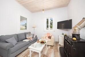 TV - Villa Socrates - Three Bedroom Villa, Sleeps 6 (Porta)