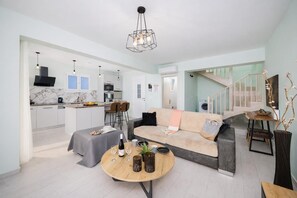 TV - Villa Leo - Two Bedroom Villa, Sleeps 4 (Mparmpati)