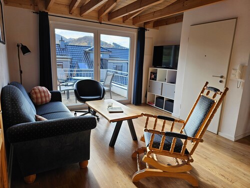 Apartment „Whg A Ferienwohnungen Olsberg Blick“ mit Bergblick, Garten & WLAN