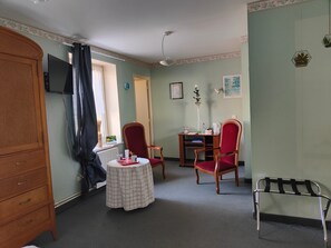 Interior - “Domaine du Chêne” Room with Shared Terrace, Balcony & Wi-Fi (La Vôge-les-Bains)