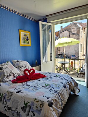 1 bedroom, WiFi, bed sheets - Room "Domaine du Cèdre" with Shared Terrace, Balcony, and Wi-Fi (La Vôge-les-Bains)