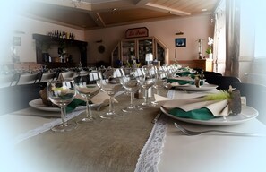 Dining - Room "Domaine du Cèdre" with Shared Terrace, Balcony, and Wi-Fi (La Vôge-les-Bains)