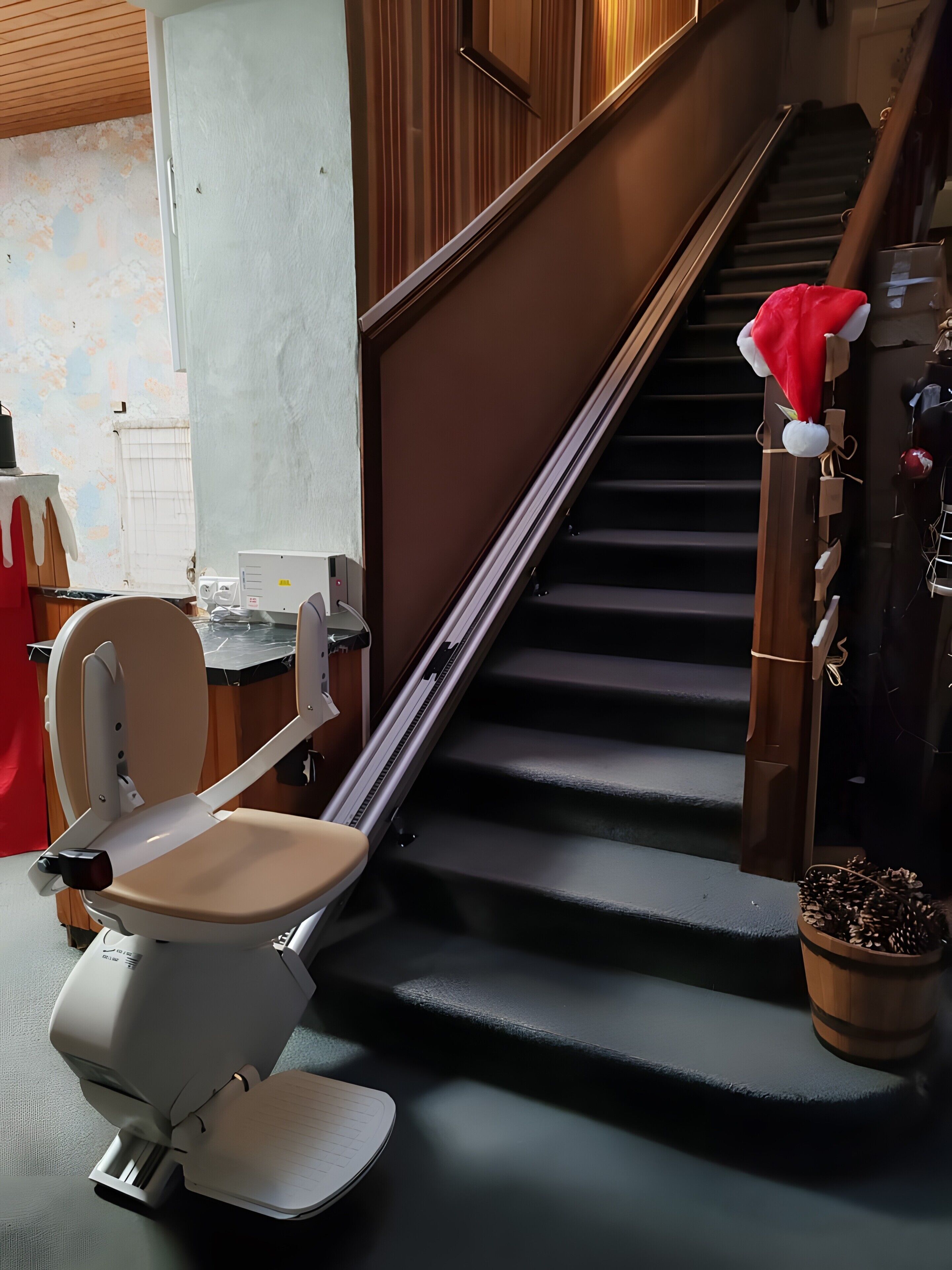 En ramp som är anpassad för rullstolar och leder till en trappa, en rullstol och en krukväxt.