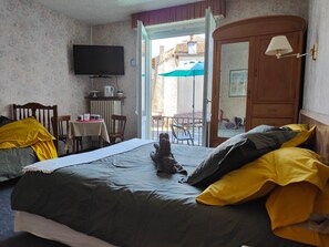 1 bedroom, WiFi, bed sheets - Room “Domaine du Peuplier” with Shared Terrace, Balcony and Wi-Fi (La Vôge-les-Bains)