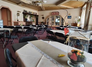 Dining - Room “Domaine du Peuplier” with Shared Terrace, Balcony and Wi-Fi (La Vôge-les-Bains)
