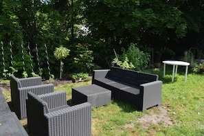 Arredamento da esterno in vimini in un giardino.