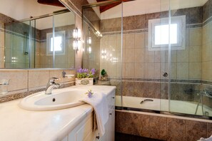 Shower, hair dryer, towels - Villa Agni - Sea View (Agni)